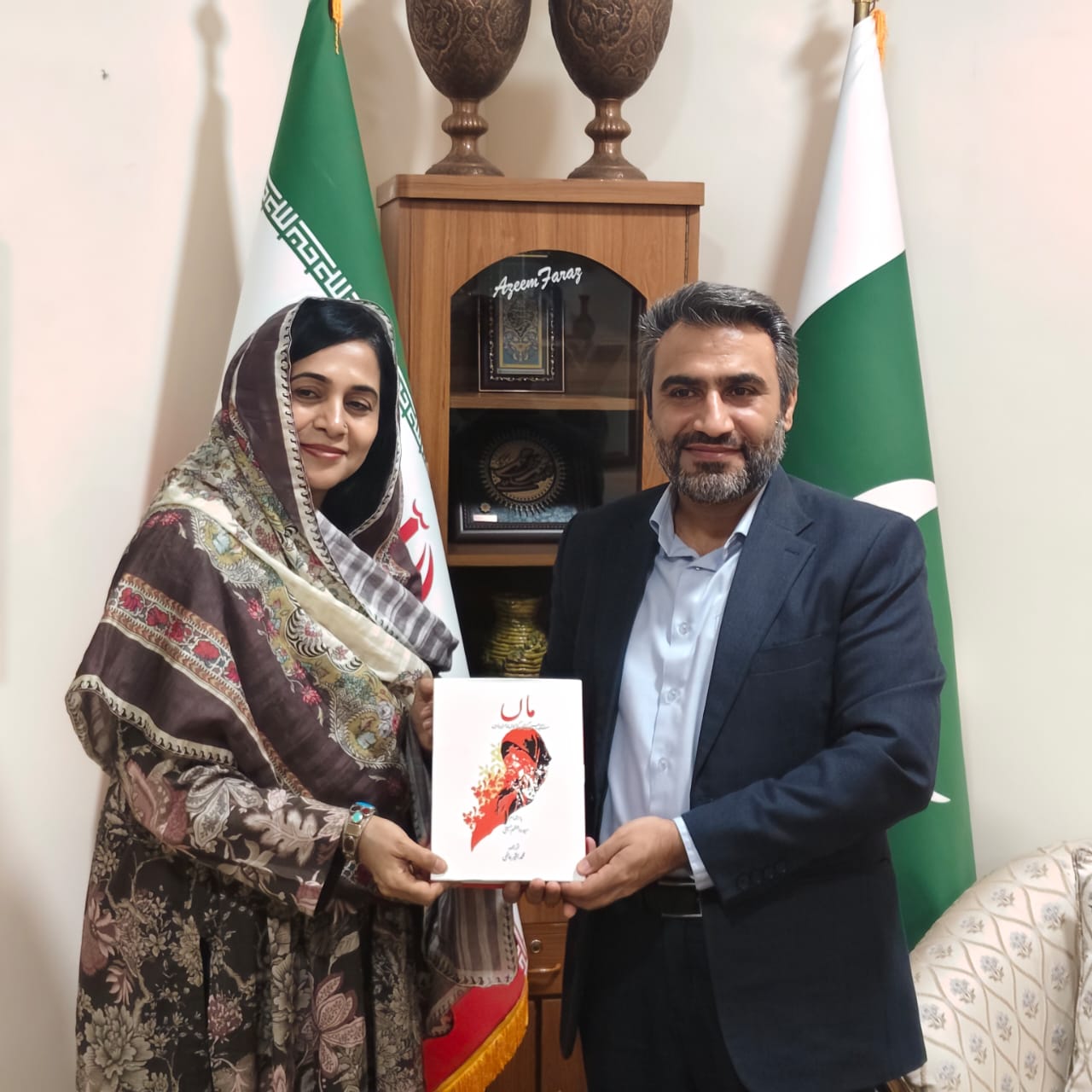 خانہ فرھنگ ج ا ایران حیدرآباد میں صدر اردو لٹریری اسوسییشن انٹرنیشنل حیدرآباد سندھ شاخ ھمراہ دختر کی آمد 